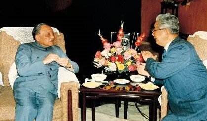 　　邓小平与荣毅仁交谈。