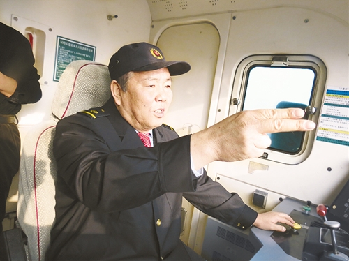 王立滨驾驶列车执行呼唤应答作业。经济日报记者 李琛奇摄