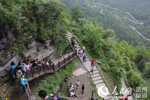 图为到海龙屯景区旅游的游客络绎不绝。王钦摄