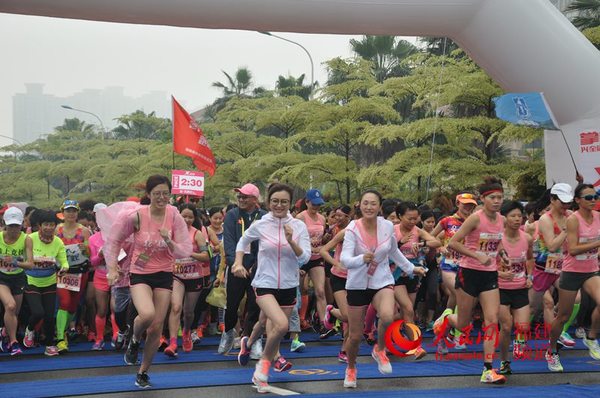 明星领跑海峡两岸女子半程马拉松赛。   陈遥 摄
