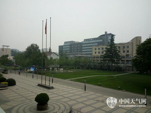 今天下午,北京城区的天空阴沉。