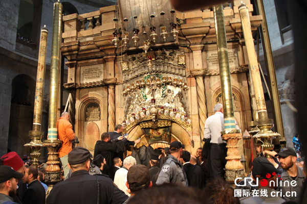 东正教徒在耶路撒冷圣墓教堂的耶稣墓外等候圣火。（摄影：张瑾）