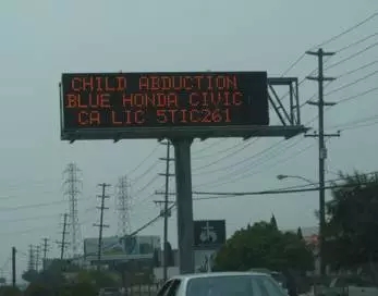　　▲美国交通系统在路边的电子显示器上打出的儿童被绑架的警报