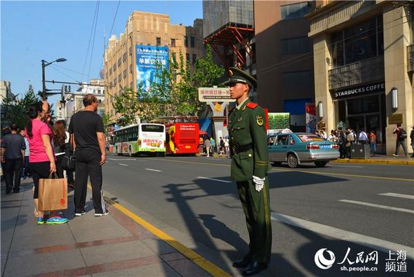 4月30日15时,南京东路通往外滩方向,每个30米便有一位武警守卫。(周茹芸摄)