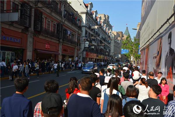 4月30日15时30分,南京东路近外滩,东西向的行人各走一边,井然有序。(周茹芸摄)