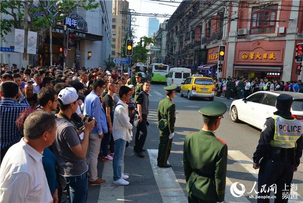 4月30日15时30分,南京东路江西中路路口,武警、民警严阵以待。(周茹芸摄)