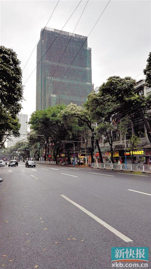 ■建业大厦披“绿色外衣”近三年。