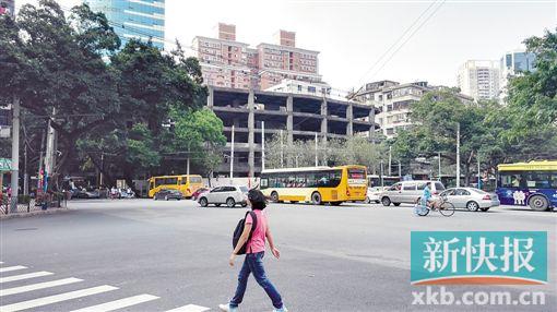 ■白云路邮政综合楼烂尾楼常年闲置。