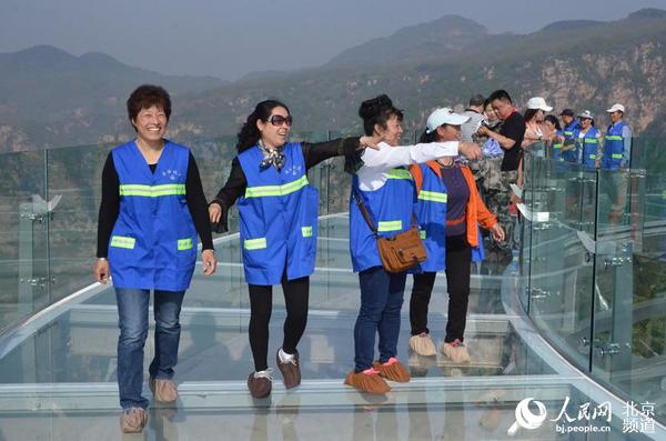 来自北京市平谷区的环卫工人们成了观景台的首批游客。人民网尹星云 摄