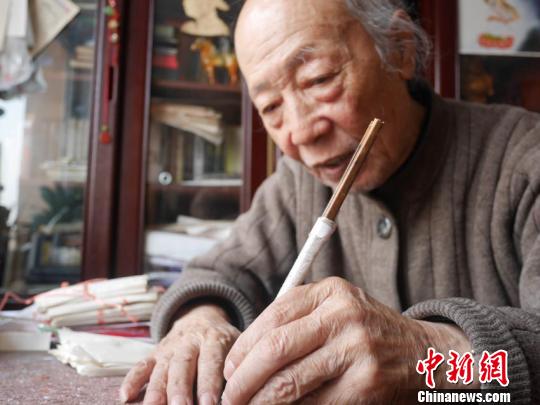 陈国章进行刀刻画创作 苍雁 摄