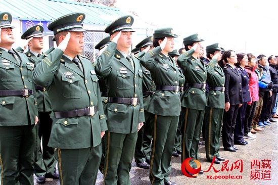 5月2日,中印乃堆拉边贸通道迎来今年开关,图为亚东边检站官兵在国门参加升旗仪式。