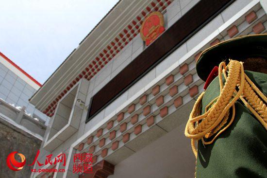 5月2日,中印乃堆拉边贸通道迎来今年开关,图为亚东边检站国门哨兵正在岗位执勤。