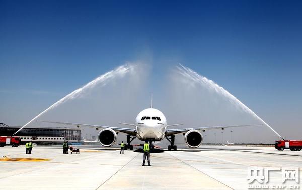 　　航空业最高的“飞机过水门”仪式为阿联酋航空首航航班接风洗尘（央广网记者 许新霞 摄）