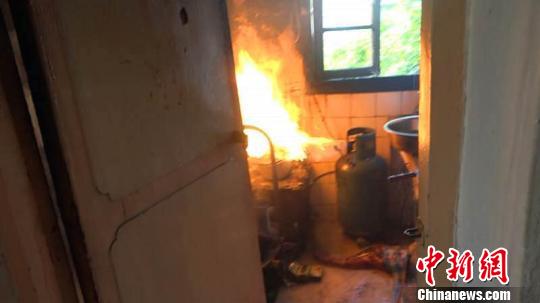 昆明一居民家中煤气罐自燃 消防员抱燃烧煤气