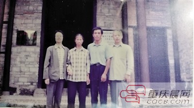 2005年，谢绍国（左1）第一次回井冈山和伯父谢甲开烈士的后人在谢氏慎公祠前合影。