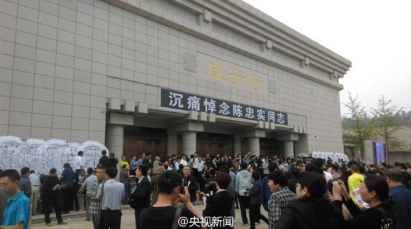 　　5月5日上午8点，中国著名作家陈忠实追悼会在西安市殡仪馆举行，上千名各界人士前往现场送陈老最后一程。 央视记者常青图片来源：央视新闻微博