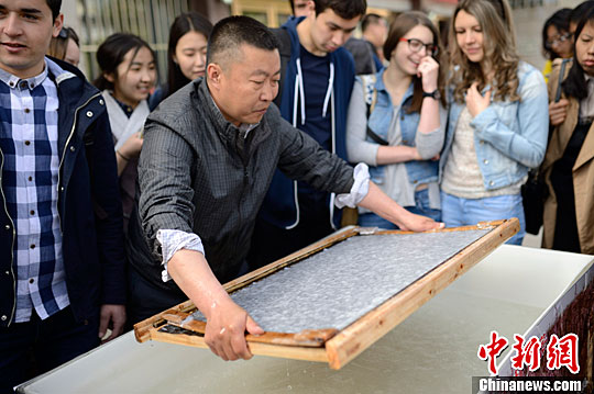 5月5日,造纸非遗传承人向国外学生展示造纸术技艺。中新社记者 刘文华 摄
