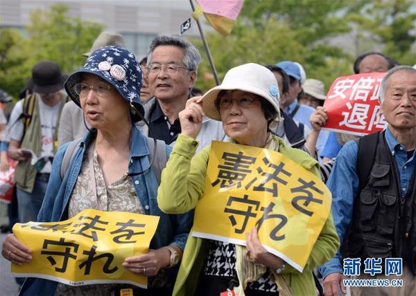 五万日本市民举行护宪集会