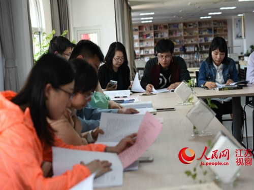 图为南通中级人民法院举办青年阅读分享会,借此提升综合素养。