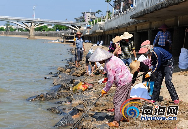 　　澄迈县组织人员清理南渡江金江段的垃圾。通讯员 王家专摄