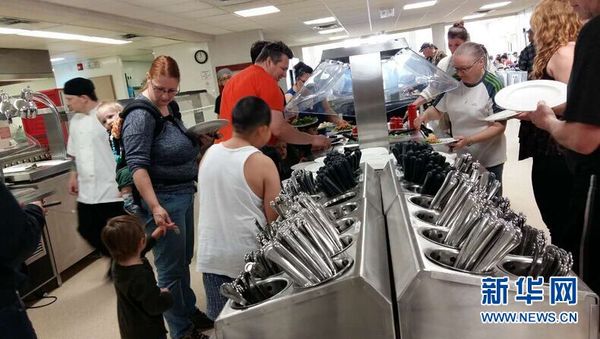 许多人撤离到麦克马瑞堡市北部的Noralta营地。图为营地附近的一家旅馆免费提供食宿。新华网发