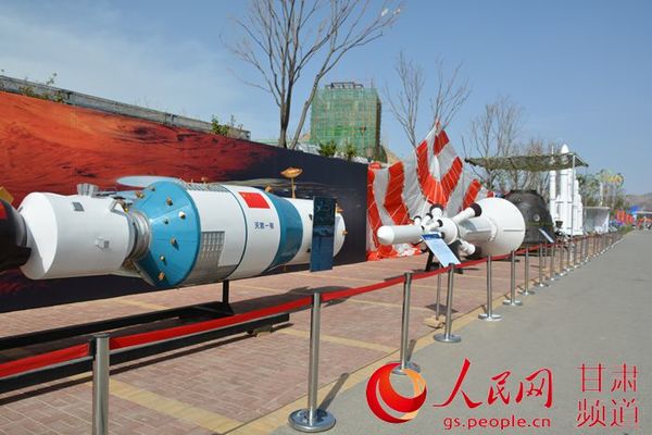 天宫一号与返回舱交会对接场景模拟（实习生 周芳霞 摄）