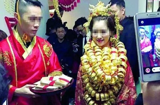  新郎被扒光 绑树上 泼狗血  恶俗闹婚为何频频无