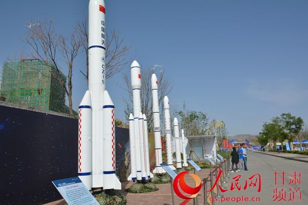 长征系列运载火箭模型（实习生 周芳霞 摄）