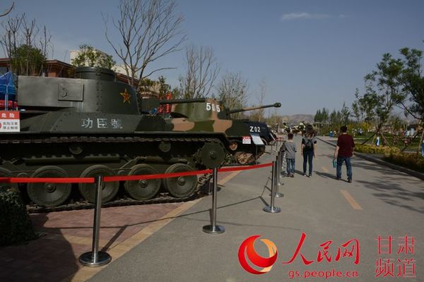 功臣号坦克模型（实习生 周芳霞摄）