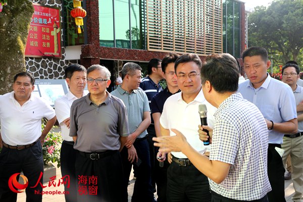 倪强一行听取秀英区发展建设成果