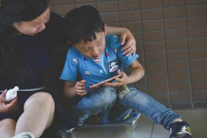 帮洋洋抹药疗伤后,邻居将自己的手机借给洋洋玩。