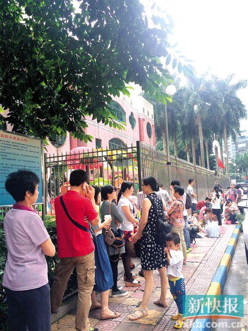 ■昨日上午不到8时,天河区金海艺术幼儿园门口报名的家长们已经排起了长龙。