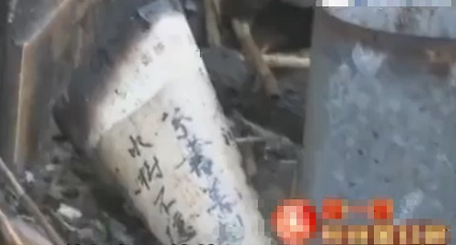 犯罪嫌疑人邱某交代了其于4月29日下午在受害者家中购买字画,晚上又到受害人家中伺机将其杀害,抢走20余幅字画,并在现场纵火焚尸灭迹（视频截图）