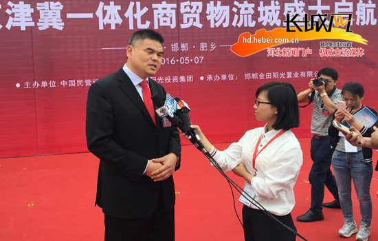 金位海向记者介绍商贸物流城。 武萌 摄