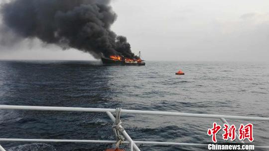 一 渔船 在珠海海面 着火  7名 船员获救 (图)_凤凰资