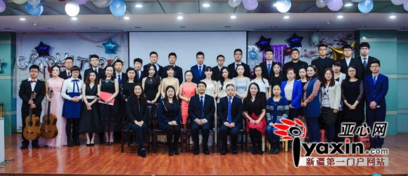 学校领导、教师和毕业生合影。图片由乌鲁木齐八一中学提供。