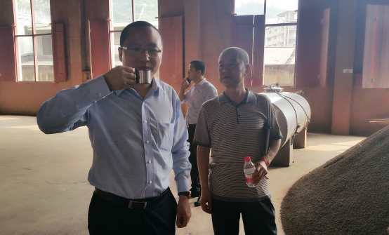 (上图为酒仙网董事长郝鸿峰品酒)