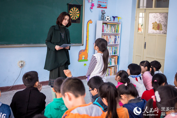 学生向老师提问。