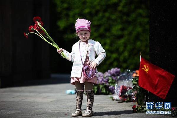 　　5月8日，在德国柏林的一处苏军烈士墓，一名小女孩手持鲜花。