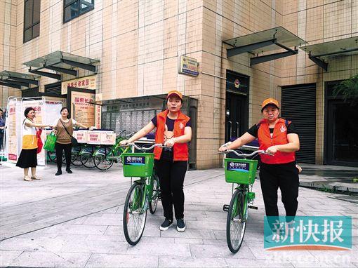 ■沙园街的社区志愿者送餐队伍为行动不便的老人送餐上门。