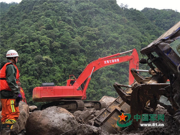 巨石废墟中的搜救 。杨洋 摄