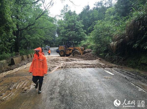 广昌境内暴雨导致交通中断,公路部门紧急抢修。