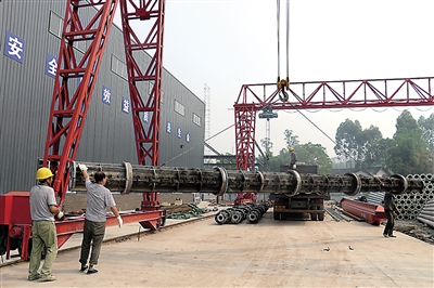 松源建材厂工人正在工作。 记者 周小琴 摄