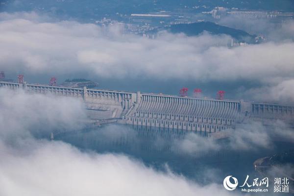 长江三峡大坝现罕见的云海奇观_凤凰资讯