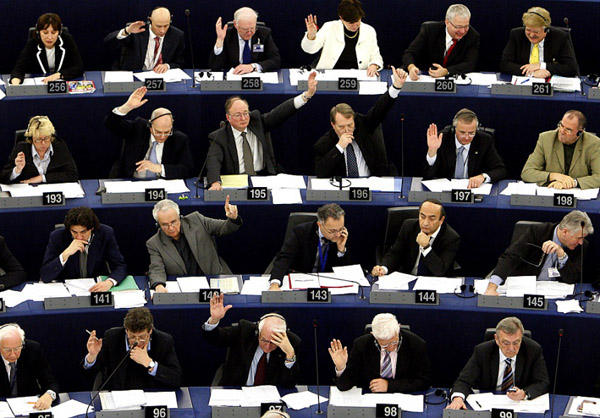 欧洲议会议员就一项议案进行举手表决。 资料图片