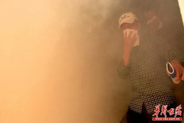 图为社区居民正在参与火灾疏散演练。