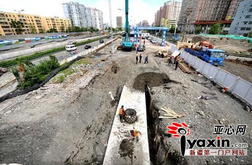 图为正在施工建设的和平渠新渠道从老渠道向东迁移了十余米。