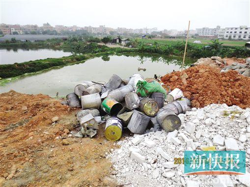▲     固体废料紧邻水塘,渗出的油状液体污染了水体。