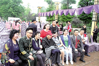 大家和庄奴夫妇（中）合影。