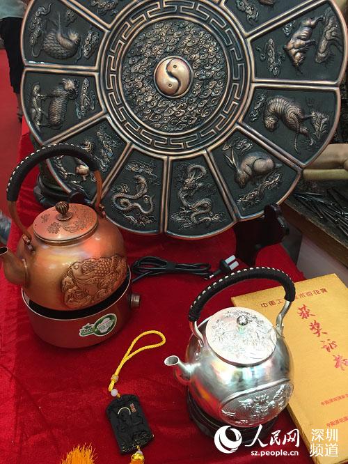 倪荣珍作品《十二生肖》大赏盘。（袁俪芸 摄）